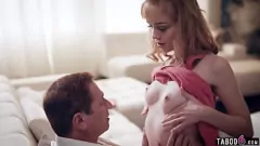Jouer L'intensa leccata di fica e la scopata hardcore della teenager di 19 anni Aliya Brynn