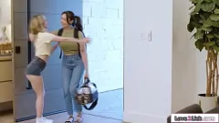 Redare Acțiune lesbiană în trei mici: lins, sut și sâni mari