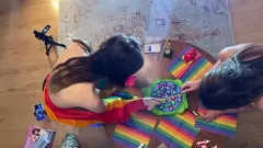 Reproduzir Desafio de punheta porra: Petite College Girl Liz e a estrela pornô Bella