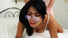 Afspelen Aziatische milf Marlee Kai rijdt de dikke lul van witte stud Ragnar