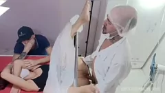 Redare Soție supusă cremă în timpul examenului medical în fața taurului!