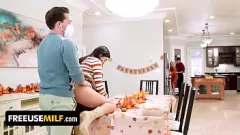 Abspielen Thanksgiving Orgie: Das Sammeln der Familie wird zu rüschigen kostenlosen Gebrauchsporno