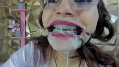Abspielen Klammern Teen Deepthroat Blowjob mit Speichel