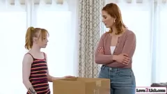 تشغيل MILF الوشم والريط الشعر الصغير في لقاء مثليه مكثف
