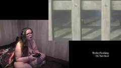 Afspelen Naakt Resident Evil 3 Gamer Girl met tattoo & piercings