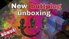 Abspielen Riesige Buttplug -Bestellung kommt an - Miss Ravens Sexspielzeug Butt Stretching für männlichen Sklaven