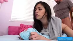 Afspelen Brunette tiener savannah sixx in intense kutjes bonzen sessie op de universiteit