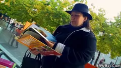 Reproduzir Morena gordinha com uma bunda enorme é uma merda e monta um pau grande