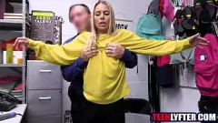 Abspielen Cheerleader erwischte und fickt von einem Polizisten hart und fickt