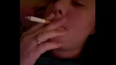 Het roken van hete milf Abby geeft pijpbeurt aan meerdere jongens in het bos