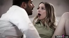Oynat Petite Teen Lily Larimar'ın Stepdad'in onayıyla kaba seks çıkış