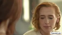 تشغيل جيران T-Girl في الملابس الداخلية يشاركون في الجنس الشرجي