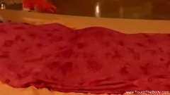 Reproduzir Massagem erótica de petróleo com um toque de paixão desi