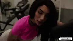 Jouer La Shemale T-Girl est à cru par son copain de gym