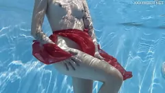 Jouer Incontro erotico a bordo piscina di Mimi Cica con grandi tette e tatuaggi