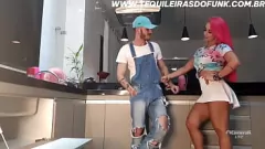 Reproduzir Show sexy ao vivo da funkstar brasileira Debora Fantine com o encanador