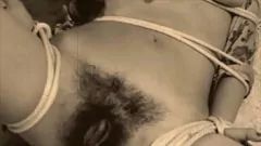 Reproducir Lesbianas peludas en un encuentro retro bondage