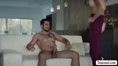 Afspelen Brunette shemale wordt zonder condoom geneukt door de vriend van haar vriend in lingerie