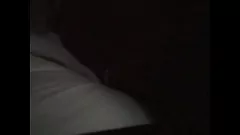 Abspielen In diesem heißen Amateur-Webcam-Sexvideo gibt ein geiles junges Mädchen einen tollen Blowjob und fickt hart, ohne anzuhalten