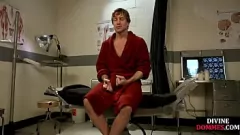 Abspielen Die strenge Krankenschwester Domme in Strümpfen und High Heels dominiert Sub mit Peitsche und Auspeitschung