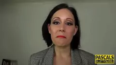 Reproduzir A vagabunda bdsm submissa Belle Ohara leva os dedos e é fodida em uma cena de reality show hardcore