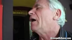 تشغيل النادلة الشابة تعطي رحلة راعية البقر العكسية إلى العجوز في مشهد صنم الهواة المتشددين