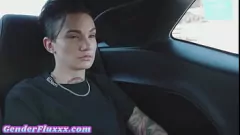 Reproducir Una monja tatuada con curvas es golpeada analmente por su sacerdote en la iglesia