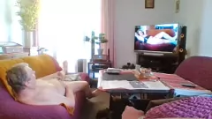 Odtwórz Zobacz, jak Andreas masturbuje się do własnych filmów porno z 2020 i 2021 r., podczas tajemniczej i intensywnej sesji solo