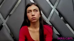 Abspielen Diese wunderschöne, zierliche Brünette in Rot macht für eine intensive Live-Sex-Cam-Session die Beine weit auseinander