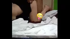 Reproducir Nena caliente gime ruidosamente mientras un chico travieso la folla duro en una sesión porno apasionada