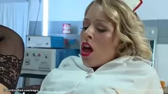 Jouer Les infirmières coquines Zoey Monroe et Juliette March se livrent à une séance lesbienne sauvage avec jeux anaux, godes et sangles.