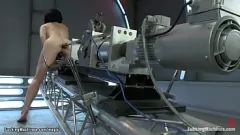 Jouer La piccola Veruca James viene scopata duramente da diverse macchine e giocattoli enormi in questa selvaggia sessione di squirt anale e figa hardcore