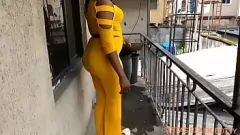 Reproducir Madrastra madura es follada por la BBC del vecino en el balcón en una sesión salvaje de estilo perrito