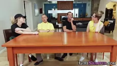 Jouer Luxure taboue : Zoey Monroe et Niki Snow dans un labour hardcore de leur beau-père et une éjaculation faciale