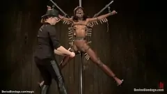 Abspielen Blondine und Ebenholz im bizarren BDSM-Dungeon: Raues Lezdom mit Würgen, Vibratoren und extremer Fesselung