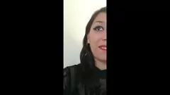 Abspielen Dana Barzagli, ein Latina-Pornostar in Bestform, wird beim Masturbieren mit einem Dildo in der Öffentlichkeit geil