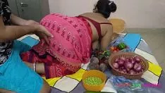 Play Porn देसी भाभी सब्ज़ी बेचते समय ग्राहक से जबरदस्ती चुद्द् गईं