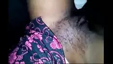 Reproducir Fodendo a puta angolana no carro