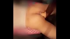 Reproducir Boca abajo disfrutando mi nuevo dildo