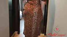 Abspielen Gehörntes heißes Mädchen unterzieht sich einer Dusche und bittet mich zu ficken!
