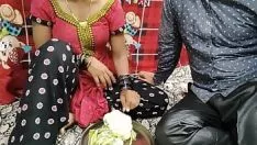 تشغيل मेड सब्जी काट रही तब उसका साहब आया और उसको जबरदस्त चोदा