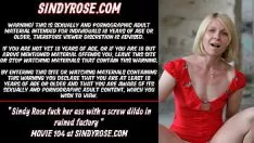Jouer sindy rosiness baise son cul avec une usine finie de dilliquide