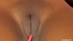 Reproducir La intensa masturbación en solitario de Sexystacy7 con su jugoso coño jamaicano