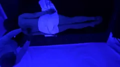 Reproducir Sensual sesión de masaje para adolescentes con luz negra de Gigi Breeze