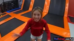 Abspielen Thailändische MILF, POV-Blowjob und Hardcore-Sex auf dem Trampolin