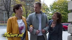 Reproducir MILFs cachondas comparten la gran polla de un joven semental en un intenso trío