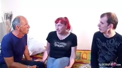 Oynat Olgun Alman Çift Kızıl Saçlı Komşuyu Sert Sekse Başlatıyor