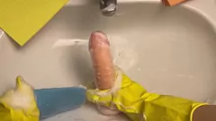 Reproduzir Limpando o vibrador: ritual pós-uso da dona de casa excitada